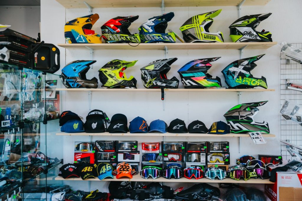 Kroso šalmai ir ekipuotė MOTO-D