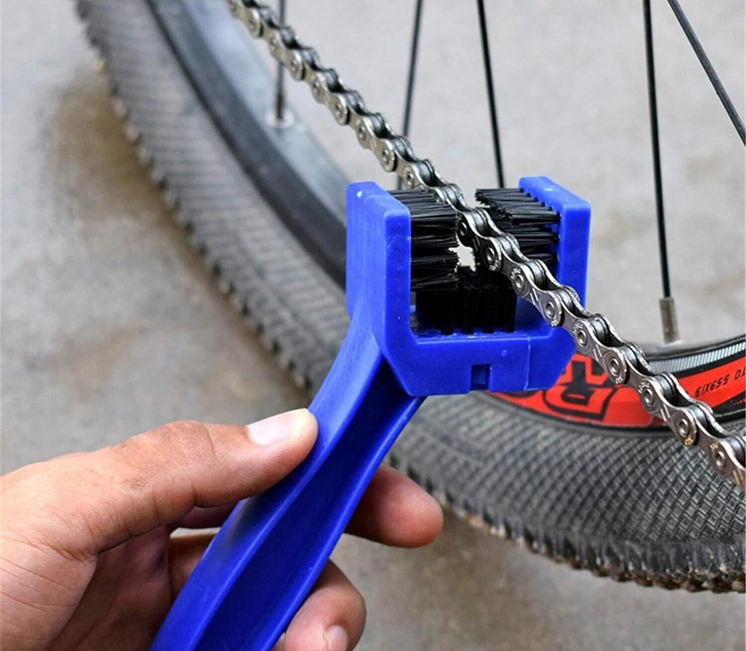 Motorcycle chain cleaning brush