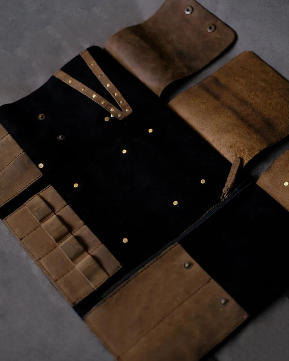 Trip Machine Tool roll, tobacco, Black