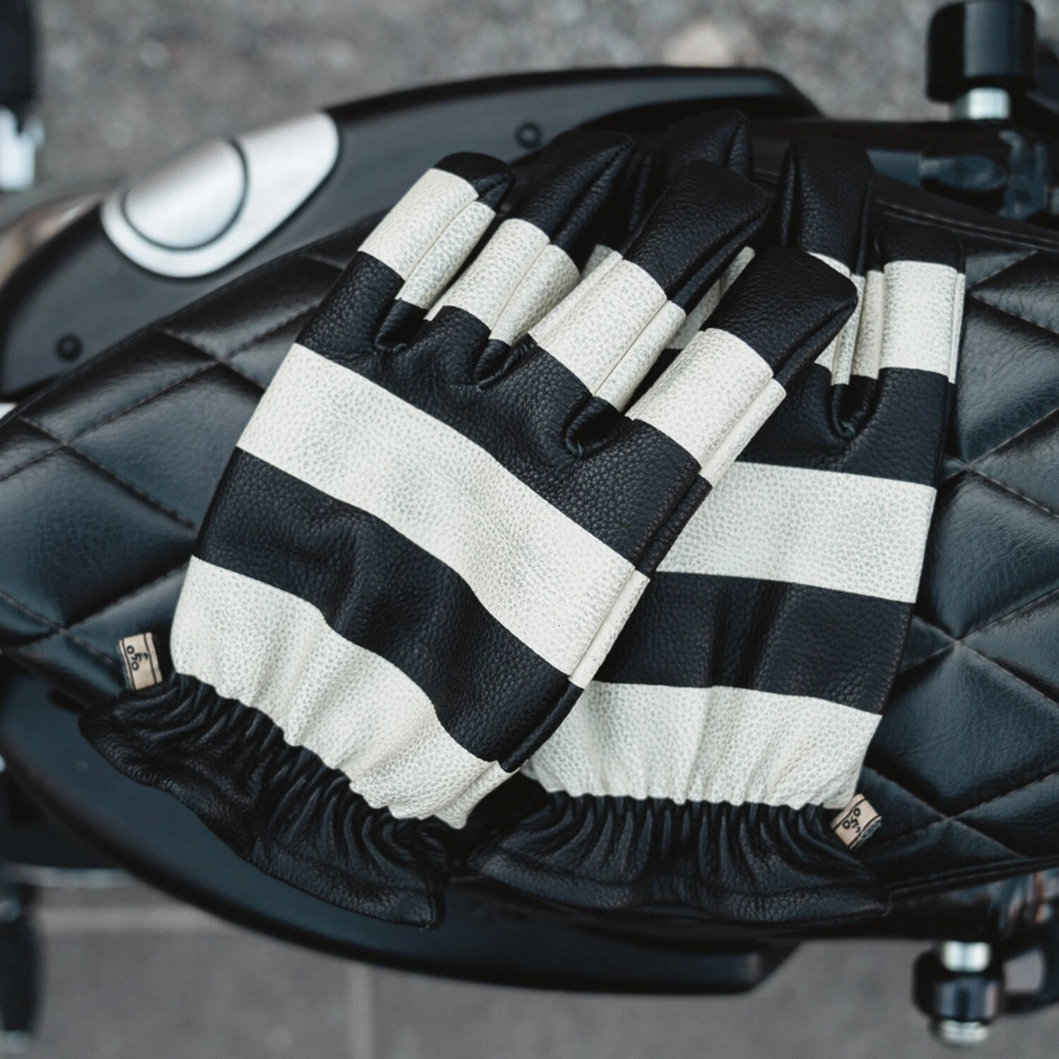 Holy Freedom Pitt gloves, Black, white, L