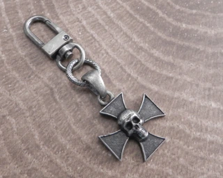 Amigaz Maltese Cross Skull key chain