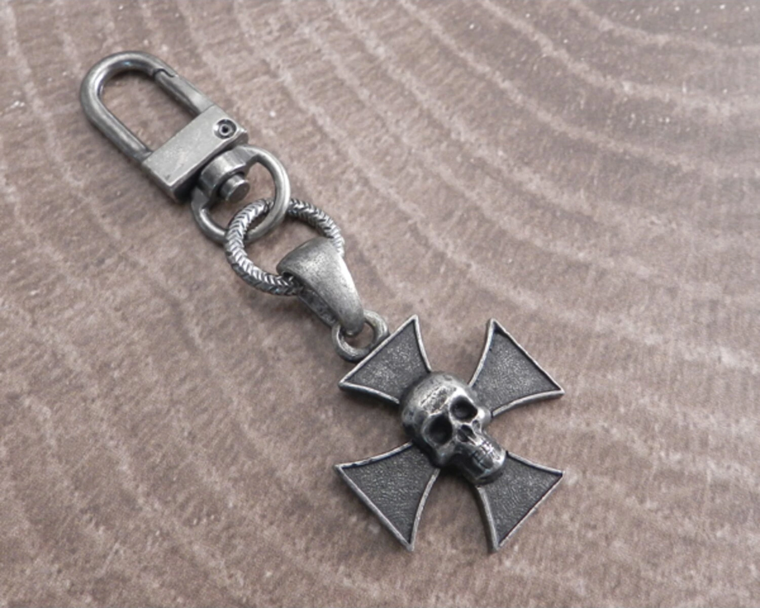 Amigaz Maltese Cross Skull key chain, Silver