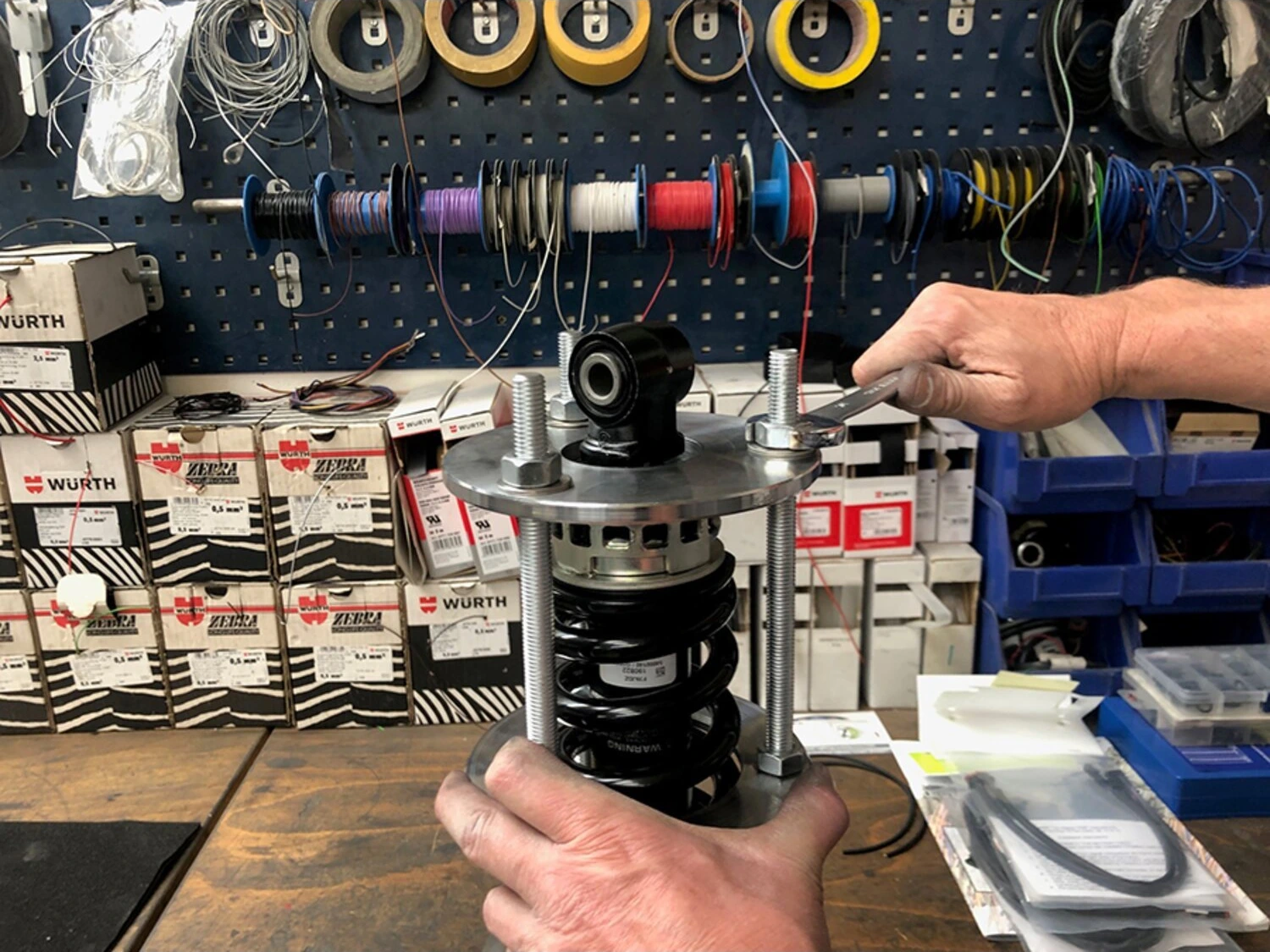 Kodlin, M8 Softail amortisaatori/vedru kokkusurumise tööriist