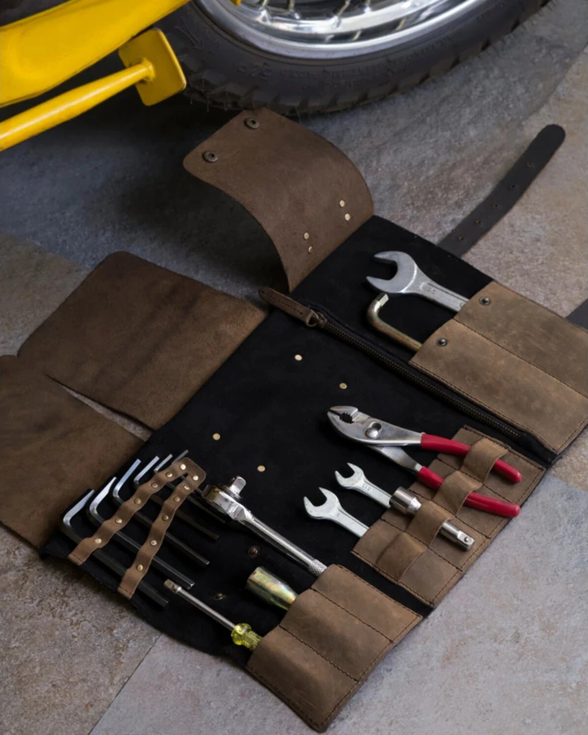 Trip Machine Tool roll, tobacco, Black
