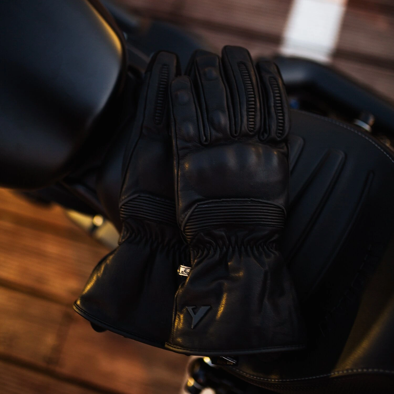 By City Lyon gloves, Black, M