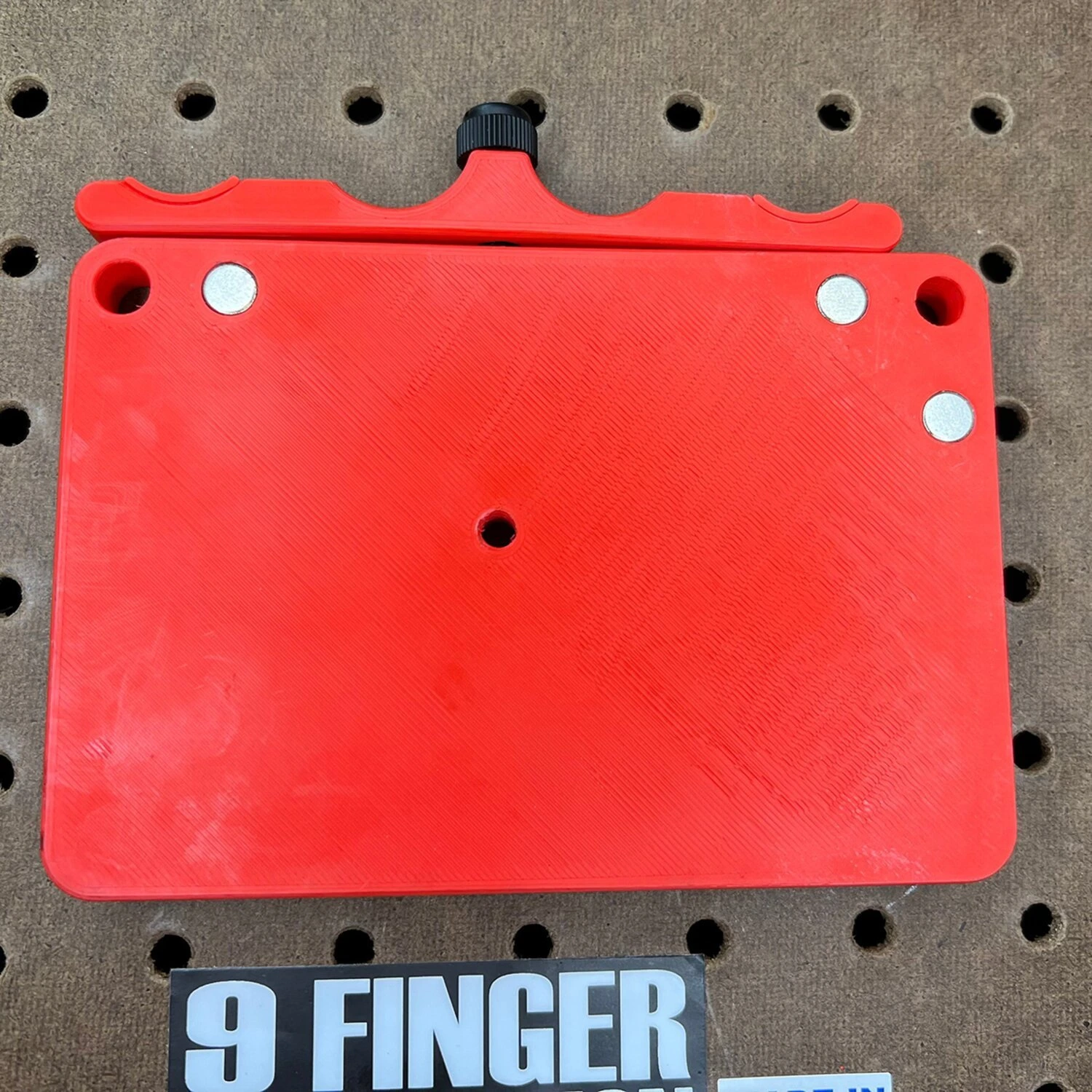 9Finger Fabrication, hidraulinių keltuvų organizatorius