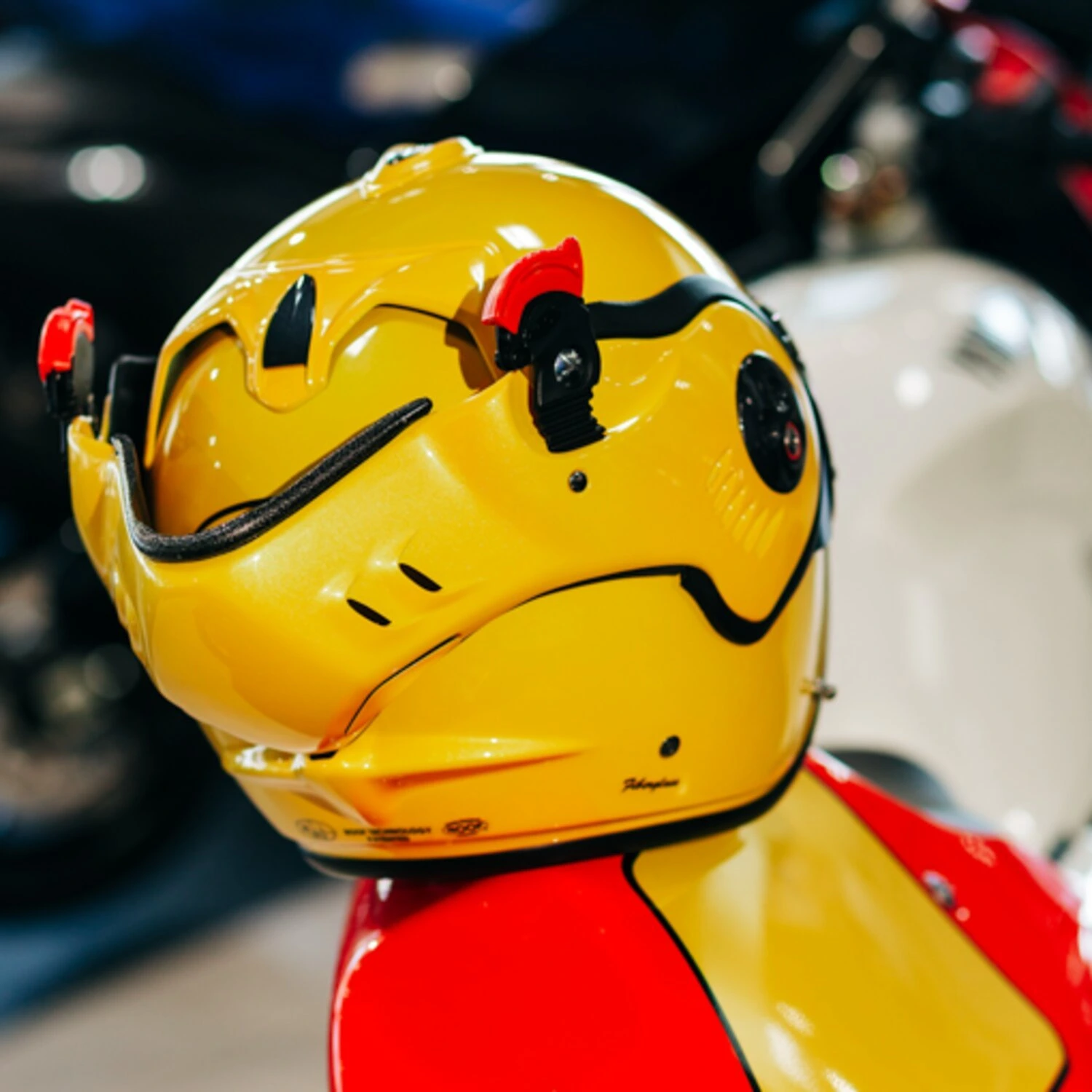 Roof Boxer Alpha helmet yellow, M, Gloss