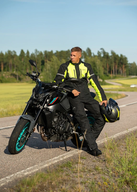 Lindstrands textile jacket Lomsen Black/HV yellow, 48